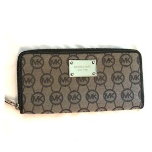 Michael Kors wallet in Gunmetal